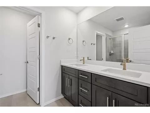 Bath - 5192 Gardner Pkwy, Longmont, CO 80504 photo 3 of 4