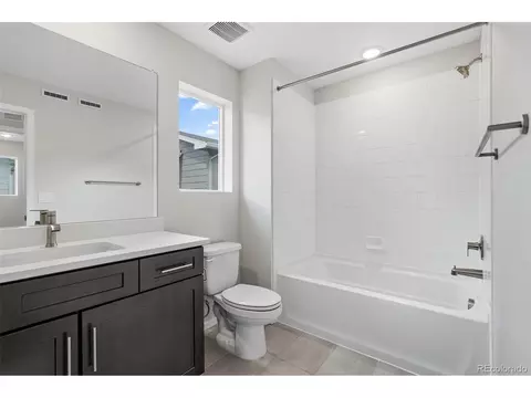 Bath - 5192 Gardner Pkwy, Longmont, CO 80504 photo 4 of 4
