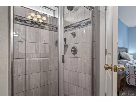 Bath - 884 Cliffrose Way, Windsor, CO 80550 photo 2 of 4