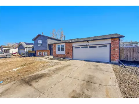 4574 Eureka Ct, Denver, CO 80239 photo 2