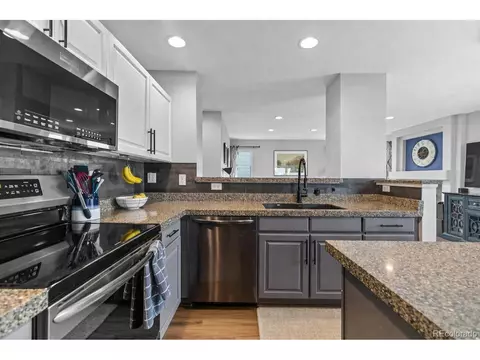 Kitchen - 21920 E Powers Dr, Centennial, CO 80015 photo 4 of 5