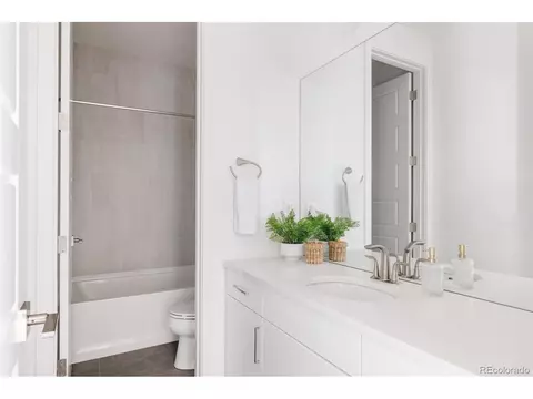 Bath - 9999 E 59th North Pl, Denver, CO 80238 photo 6 of 7