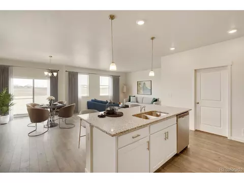 27464 E Byers Ave, Aurora, CO 80018 photo 2