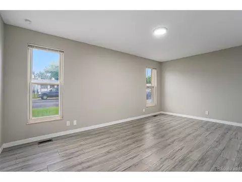 13093 Elgin Pl, Denver, CO 80239 photo 4