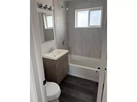 Bath - 5340 E 33rd Ave, Denver, CO 80207 photo 3 of 3
