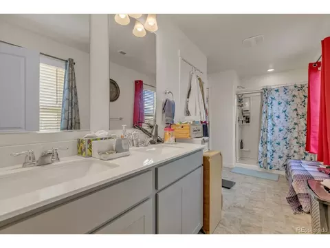 Bath - 2710 Wren Dr, Johnstown, CO 80534 photo 2 of 3