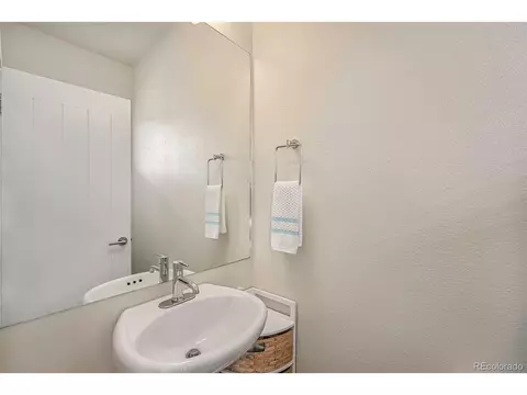 5012 E Thrill Pl, Denver, CO 80207 photo 10