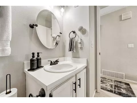 Bath - 15409 E Oberlin Pl, Aurora, CO 80013 photo 2 of 5