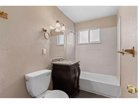 Bath - 5085 E 34th Ave, Denver, CO 80207 photo 2 of 3