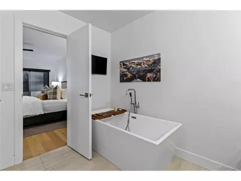 Bath - 2475 Walnut St, Boulder, CO 80302 photo 4 of 5