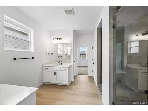 Bath - 5588 Tamarack Ave, Longmont, CO 80504 photo 3 of 5