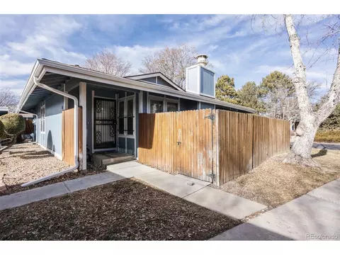 211 S Newark Cir, Aurora, CO 80012