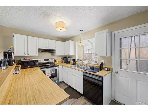 Kitchen - 17125 E Chenango Ave #D, Aurora, CO 80015 photo 2 of 4