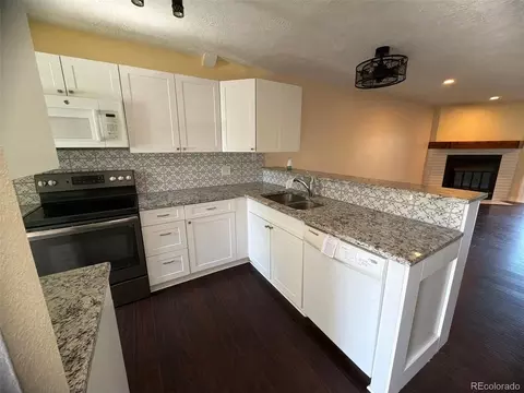Kitchen - 1663 S Blackhawk Way #A, Aurora, CO 80012 photo 2 of 2