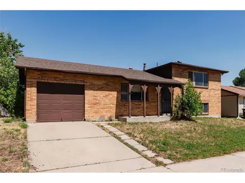 14955 Robins Dr, Denver, CO 80239 photo 2