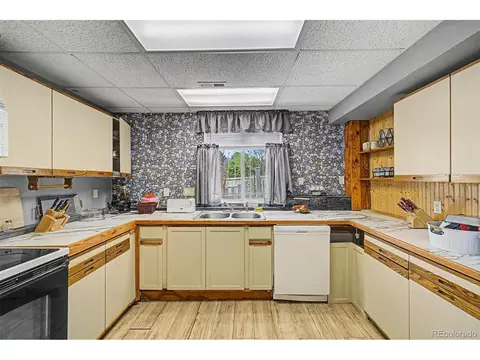 Kitchen - 5046 Rangeview Ave, Longmont, CO 80504 photo 5 of 6