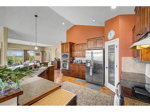 Kitchen - 5046 Rangeview Ave, Longmont, CO 80504 photo 4 of 6