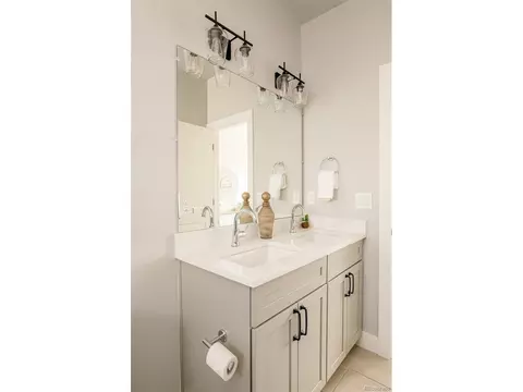 Bath - 7035 E 38th Ave #2, Denver, CO 80207 photo 4 of 6
