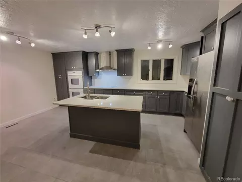 561 Iola St, Aurora, CO 80010 photo 3