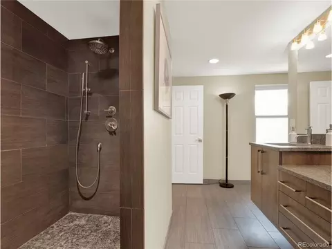 Bath - 7958 S Roslyn Way, Centennial, CO 80112 photo 4 of 6