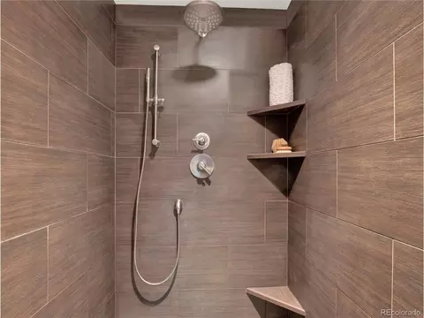 Bath - 7958 S Roslyn Way, Centennial, CO 80112 photo 5 of 6