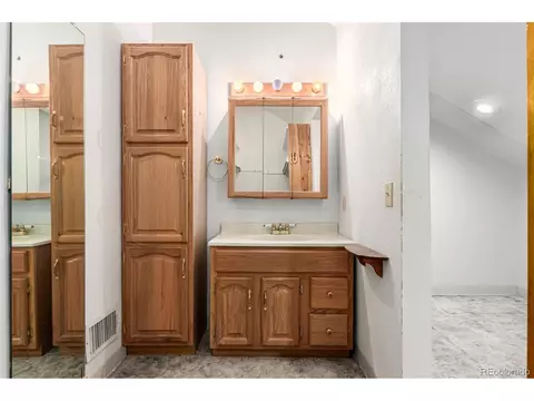 Bath - 15362 E 8th Ave, Aurora, CO 80011 photo 4 of 5