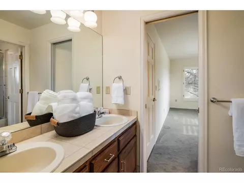 Bath - 17575 E Kettle Pl, Centennial, CO 80016 photo 2 of 6