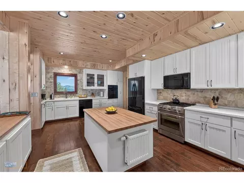 Kitchen - 942 Spruce Dr, Lyons, CO 80540 photo 2 of 4