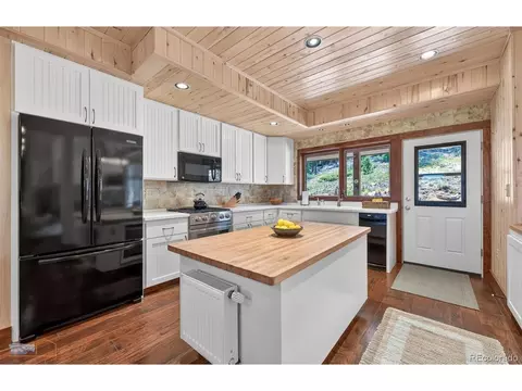 Kitchen - 942 Spruce Dr, Lyons, CO 80540 photo 1 of 4