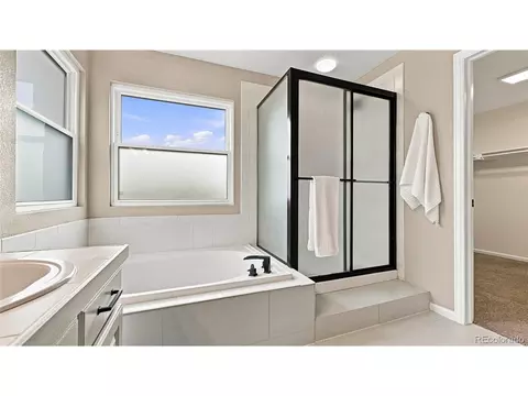 Bath - 19332 E Berry Pl, Aurora, CO 80015 photo 3 of 4