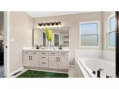Bath - 19332 E Berry Pl, Aurora, CO 80015 photo 2 of 4