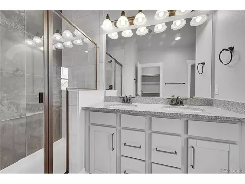 Bath - 10539 E 25th Dr, Aurora, CO 80010 photo 2 of 5