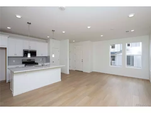 28426 E 6th Pl, Aurora, CO 80018 photo 5