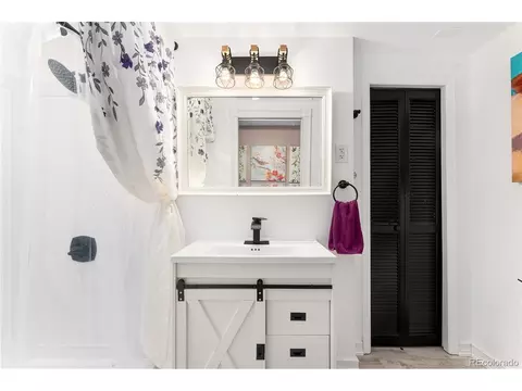 Bath - 17020 Easter Ave, Foxfield, CO 80016 photo 2 of 3