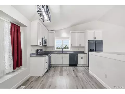 Kitchen - 18171 E Crestridge Dr, Centennial, CO 80015 photo 2 of 3
