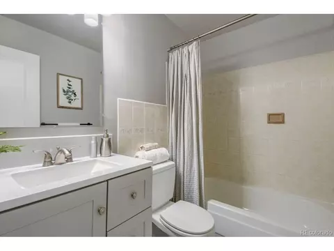 Bath - 14896 E Caspian Pl, Aurora, CO 80014 photo 2 of 4