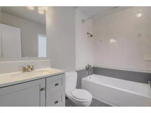 Bath - 14896 E Caspian Pl, Aurora, CO 80014 photo 3 of 4