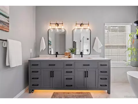 Bath - 14192 E Chenango Pl, Aurora, CO 80015 photo 3 of 5