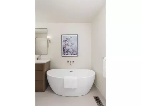 Bath - 6001 E Cedar Ave, Denver, CO 80224 photo 3 of 7