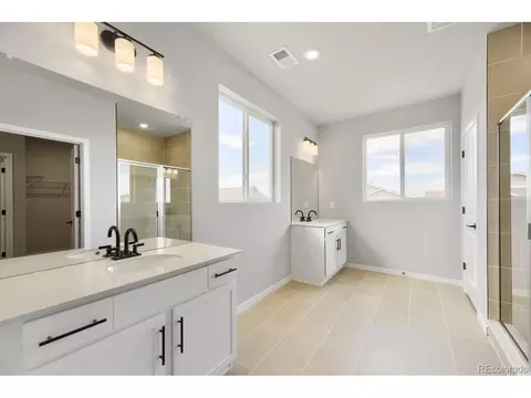 Bath - 46515 Sunrise Ct, Bennett, CO 80102 photo 3 of 4