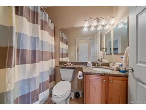 Bath - 22124 Euclid Dr, Aurora, CO 80016 photo 3 of 4
