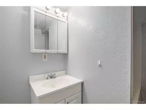 Bath - 15552 E Temple Pl, Aurora, CO 80015 photo 1 of 4