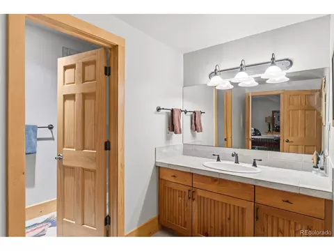 Bath - 124 Yarrow Ln, Dillon, CO 80435 photo 4 of 11