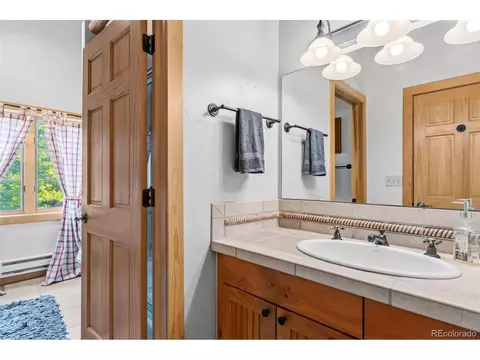 Bath - 124 Yarrow Ln, Dillon, CO 80435 photo 6 of 11