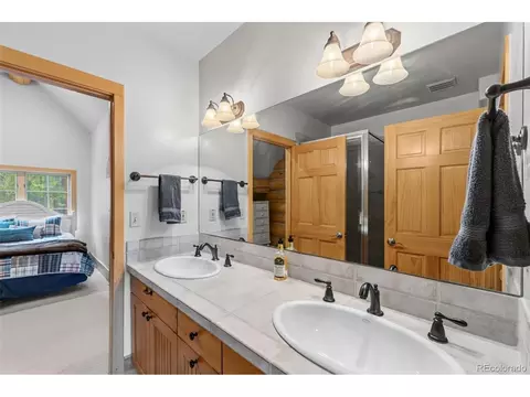 Bath - 124 Yarrow Ln, Dillon, CO 80435 photo 8 of 11
