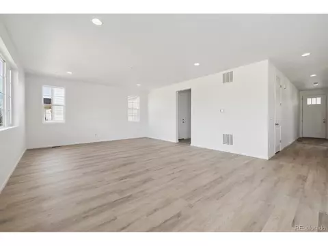 27645 E Byers Pl, Aurora, CO 80018 photo 3