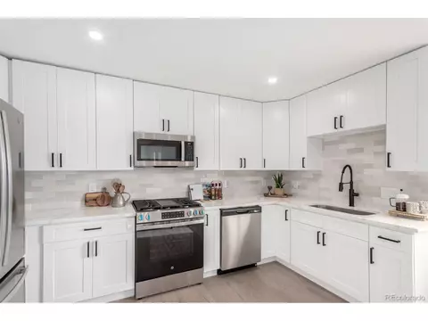 855 Newark St, Aurora, CO 80010