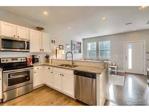 16086 E Warner Dr, Denver, CO 80239 photo 9