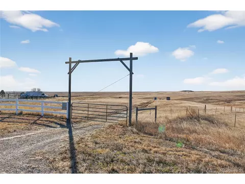 5689 S Tom Bay Ct, Bennett, CO 80102 photo 2