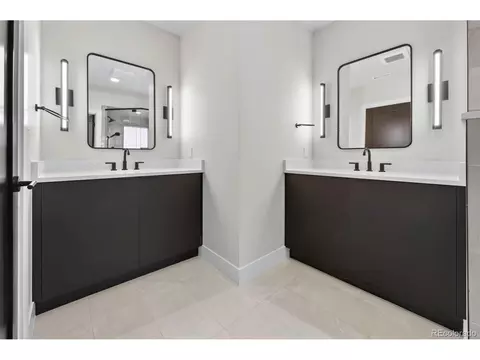 Bath - 838 N Cherry St #2, Denver, CO 80220 photo 2 of 5